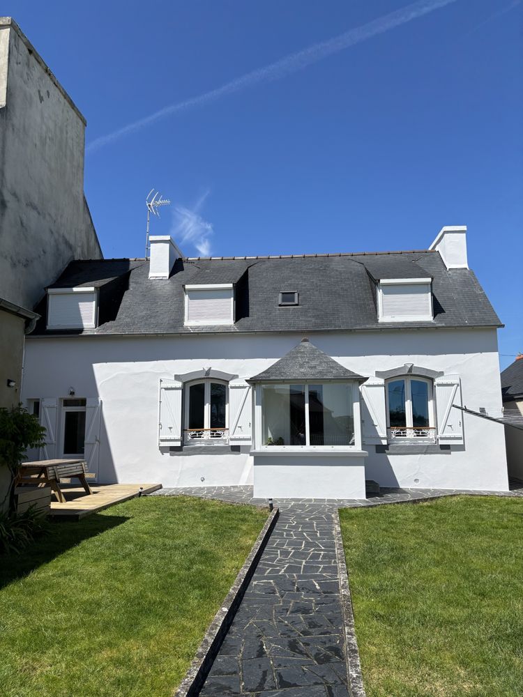 Façade repeinte en blanc après ravalement