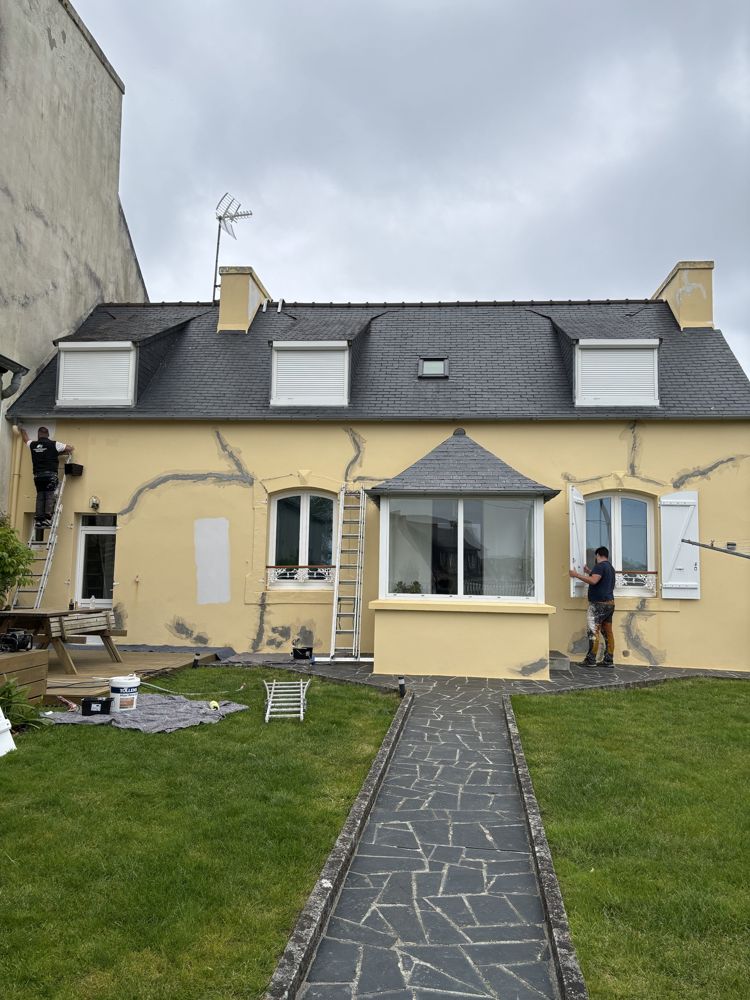 Chantier en cours : fissures reprises et peintres sur échelle